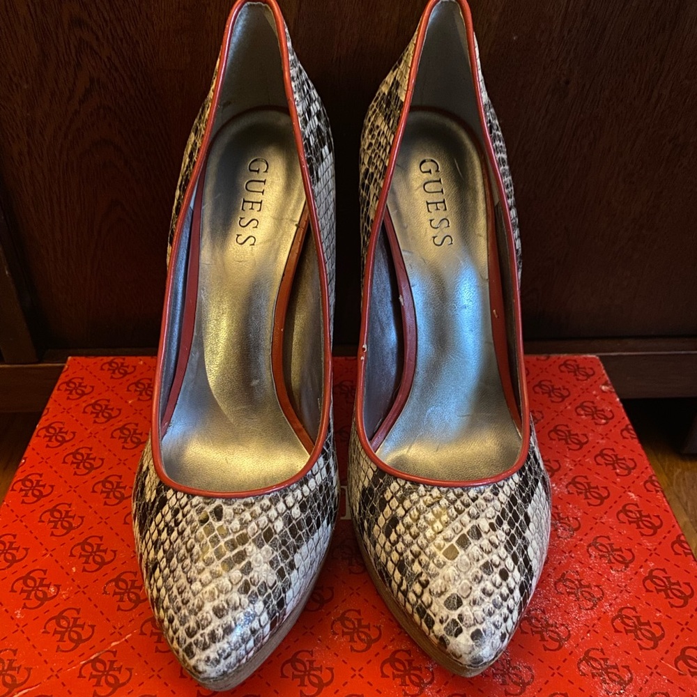 Guess Gwostena Snake Skin Leather 5” Stiletto size 7.5